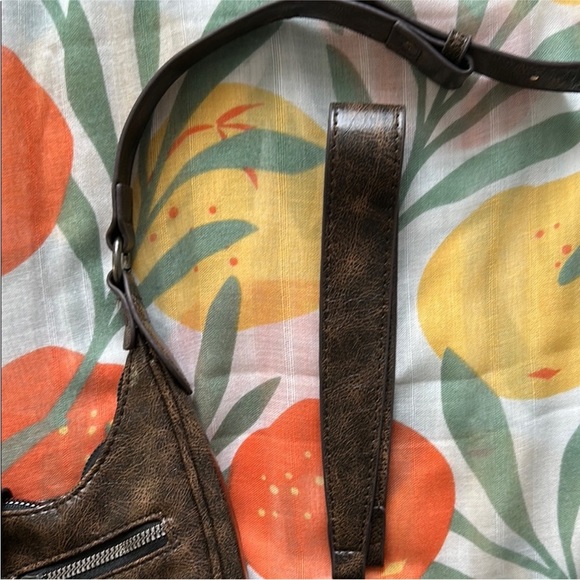 Elegant Brown Faux Leather Shoulder Bag with Flap Closure - Picture 3 of 4